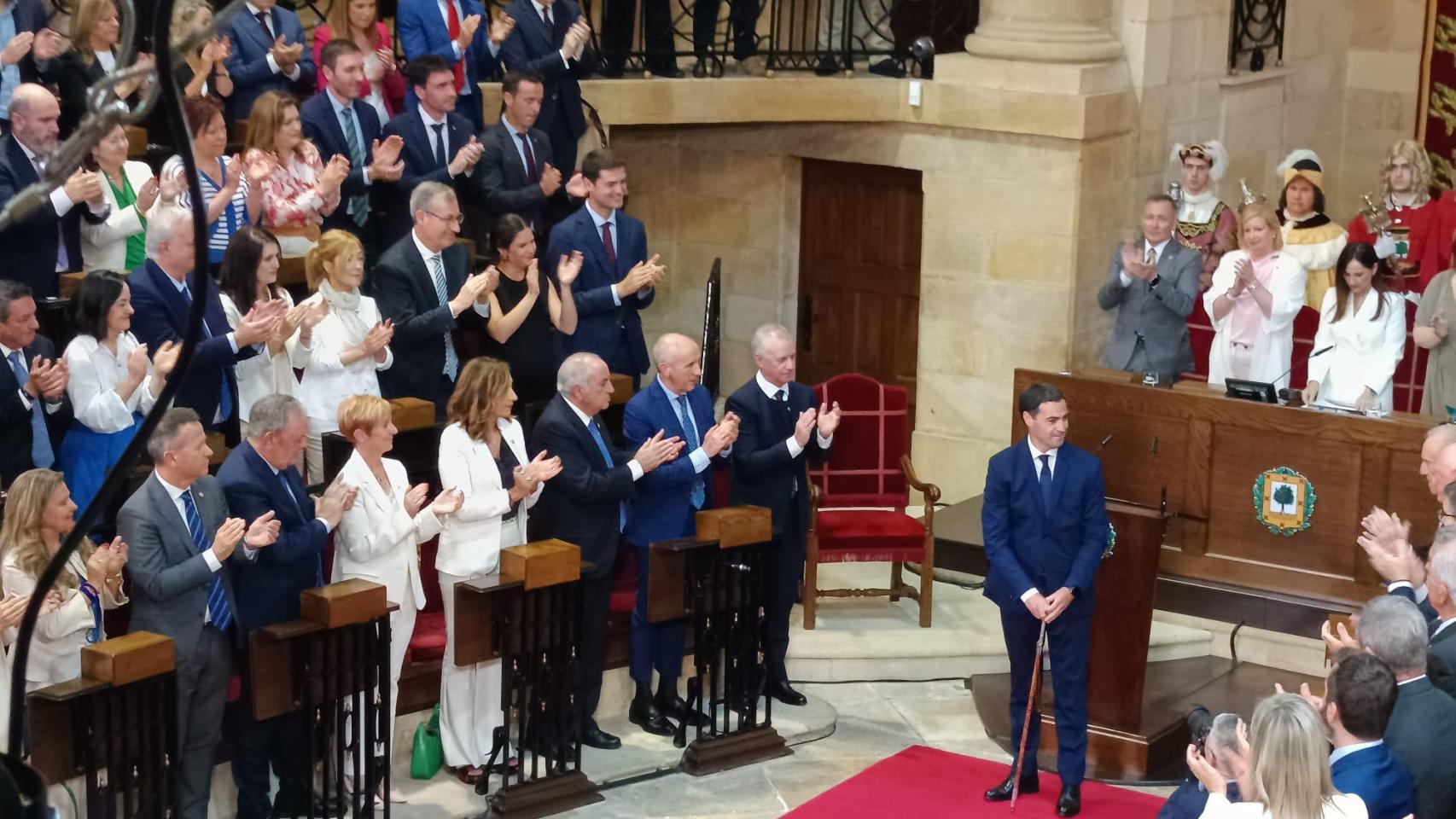 Imanol Pradales tras recibir la 'makila' de Iñigo Urkullu.
