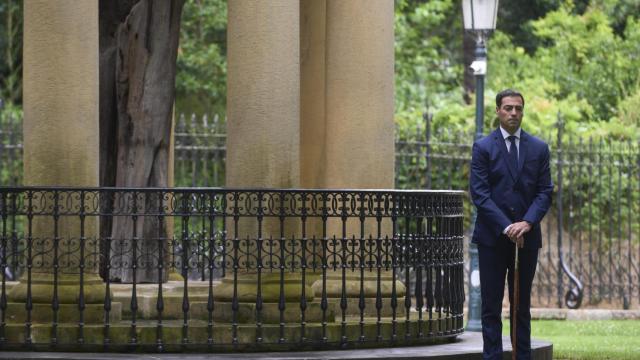 Imanol Pradales posa junto al árbol de Gernika.