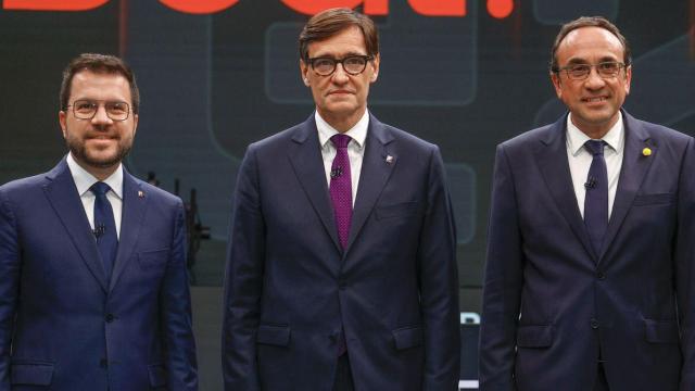 Salvador Illa, entre Pere Aragonès y Josep Rull, el nuevo presidente del Parlament. (EFE/Quique García)