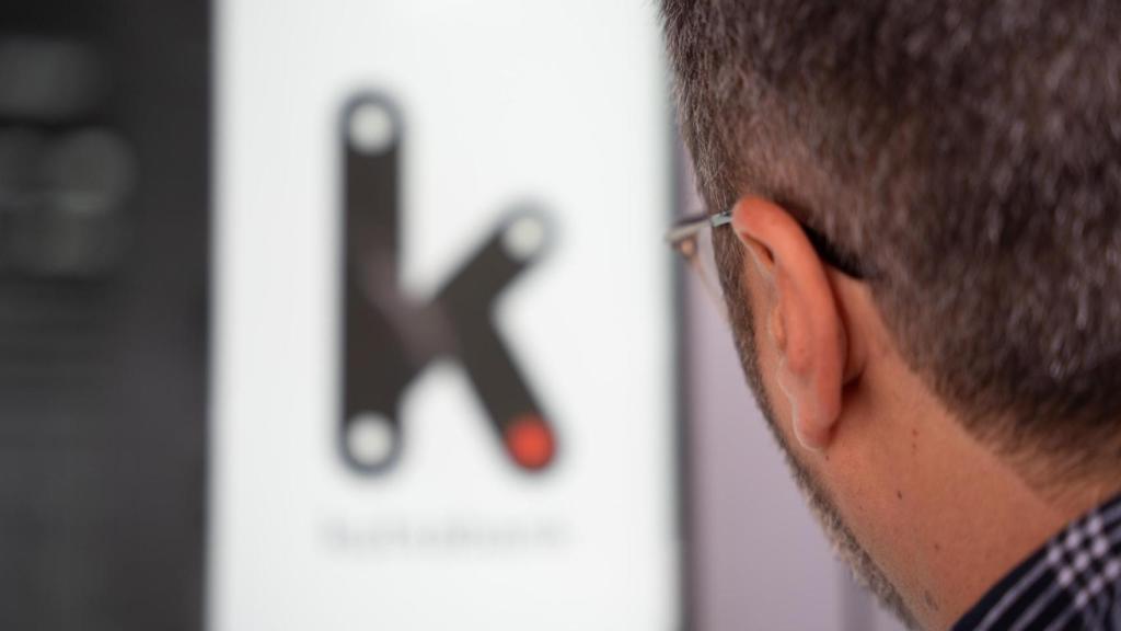 Un cliente observa una oficina de Kutxabank