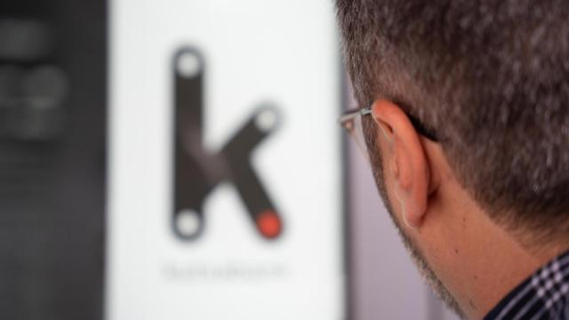 Un cliente observa una oficina de Kutxabank