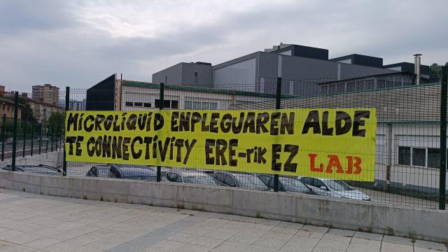 Pancarta que ha colocado LAB para denunciar la situación en Microliquid.