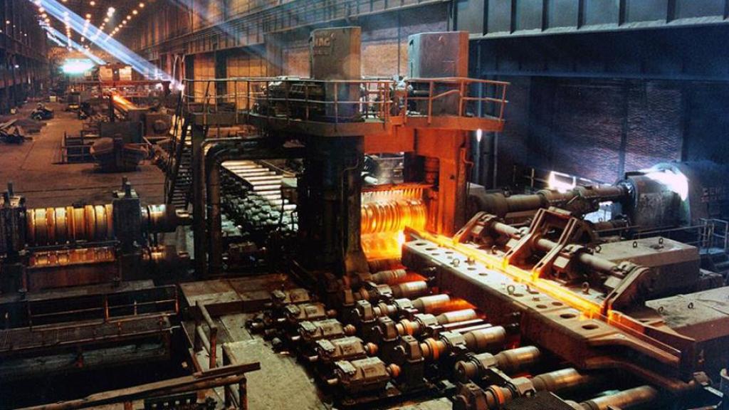 Interior de la antigua fábrica de ArcelorMittal en Zumárraga, meses antes de su cierre.