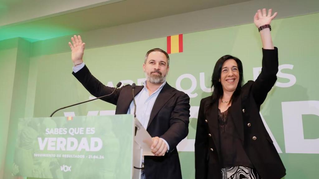Santiago Abascal, líder de VOX, junto a Amaia Martínez, portavoz de Vox en el Parlamento vasco, en una imagen de archivo