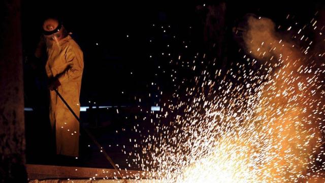 Un trabajador en una acería