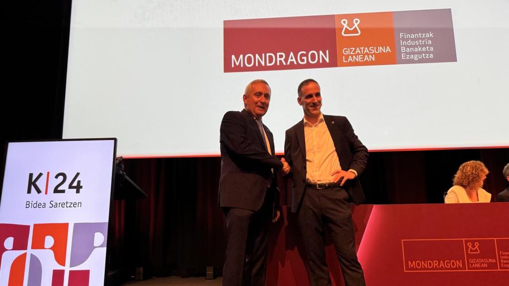 Pello Rodríguez Zabaleta, nuevo presidente de Grupo Mondragon, con el anterior presidente Iñigo Ucín