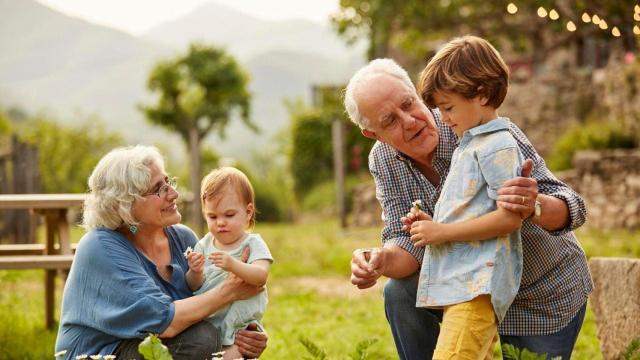 Abuelos y nietos.