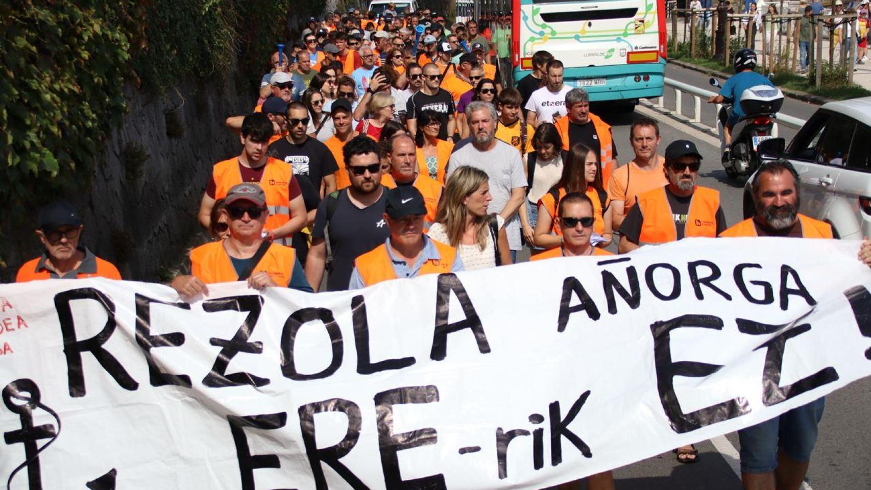 Los trabajadores de la planta guipuzcoana de Heidelberg Materials, durante la jornada de huelga.