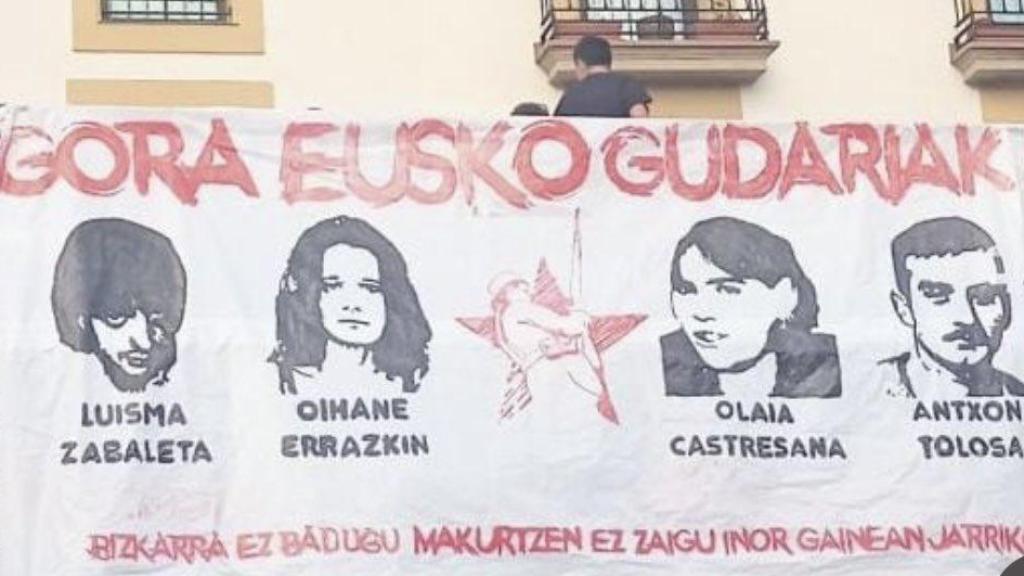 Imagen de una pancarta con rostros de etarras.