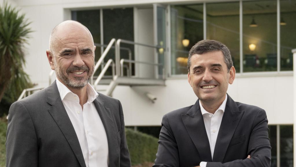 El director de Laboral Kutxa, Xabier Egibar, y su presidente, Adolfo Plaza.