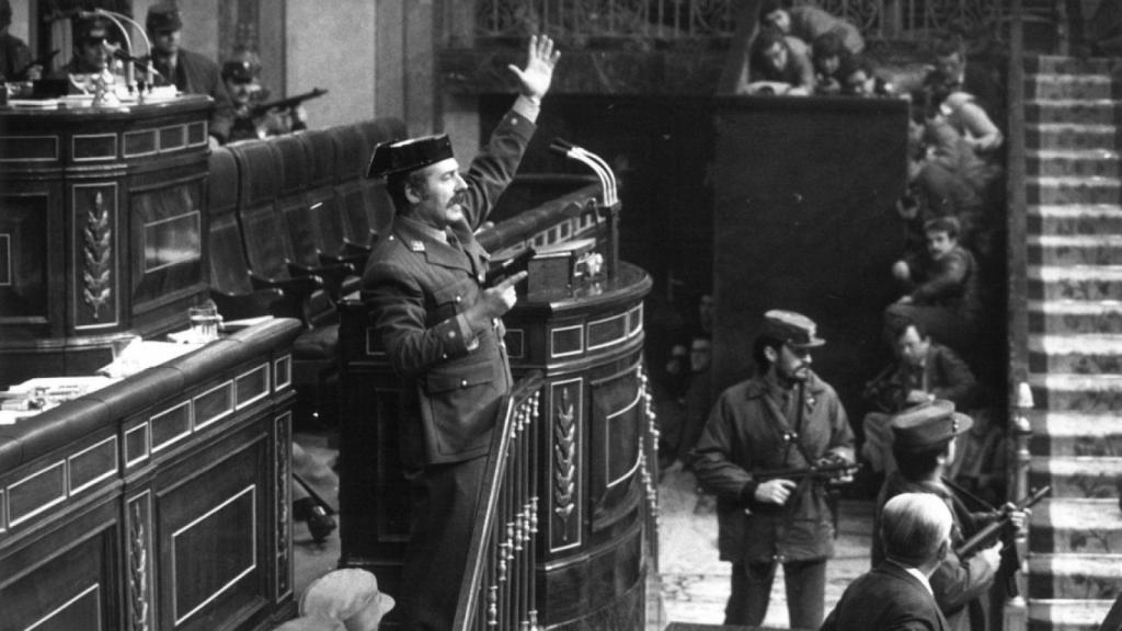 En la imagen, Tejero en el Congreso durante el golpe de estado del 23-F.