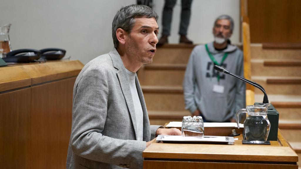 El parlamentario de Sumar, Jon Hernández, interviene durante el pleno de designación del lehendakari del Gobierno Vasco