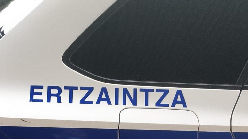 Coche de la ertzaintza.