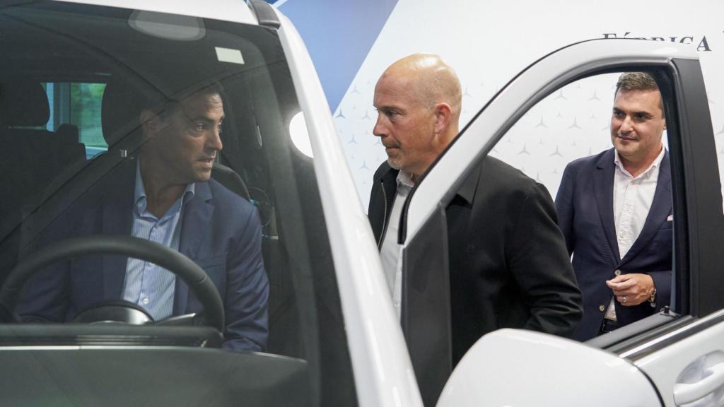 El lehendakari, Imanol Pradales, habla con el director de Mercedes Benz de Vitoria Bernd Krottmayer