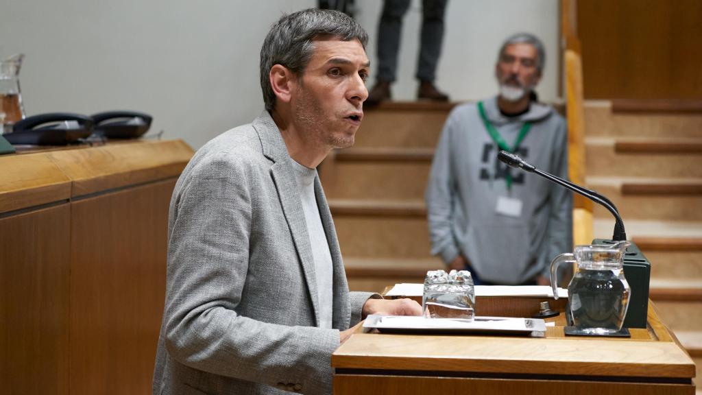 El parlamentario de Sumar, Jon Hernández, en el pleno de investidura del Parlamento vasco | Europa Press