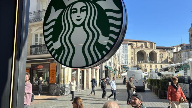 Nuevo local de Starbucks en Vitoria, frente a la Plaza de la Virgen Blanca | Crónica Vasca