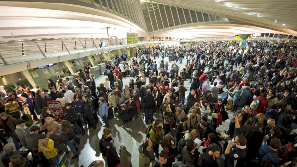Pasajeros en el aeropuerto de Loiu, en Bilbao, en una imagen de archivo