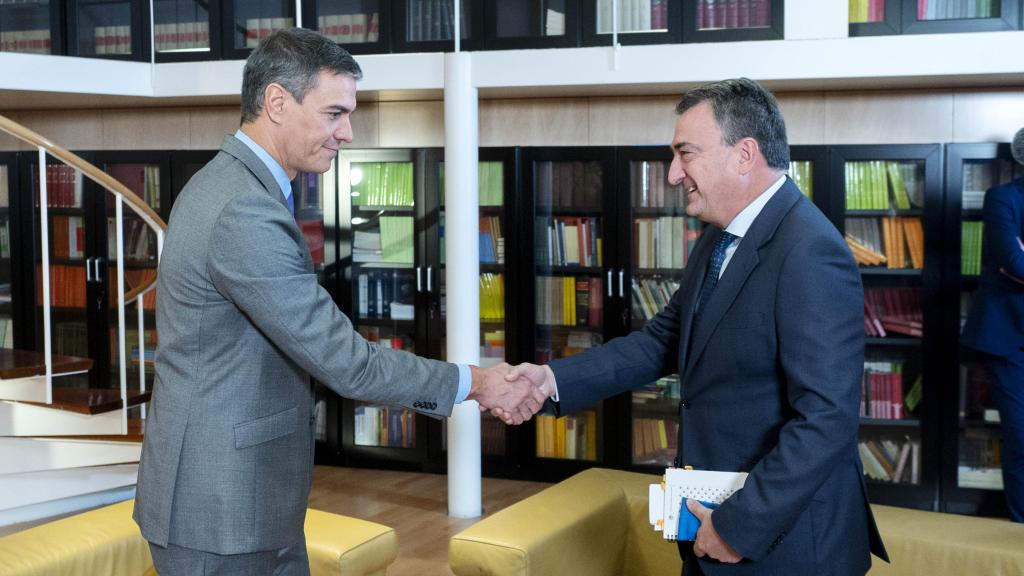 Pedro Sánchez y Aitor Esteban / ALBERTO ORTEGA - EP