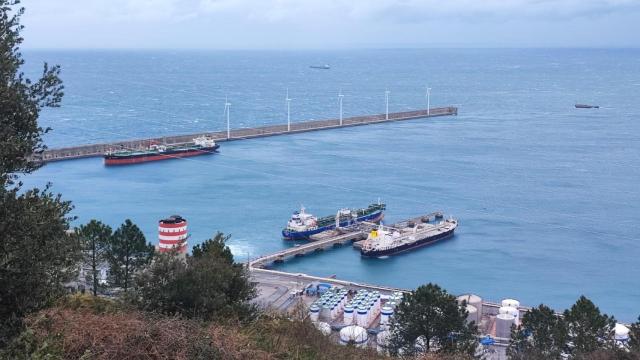 Vista del Puerto de Bilbao con el parque eólico Punta Lucero al fondo