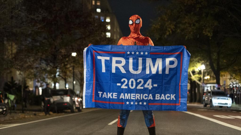 Un partidario de Trump vestido con un disfraz de Spider Man apoyando a Trump en una carretera cerca de la Casa Blanca