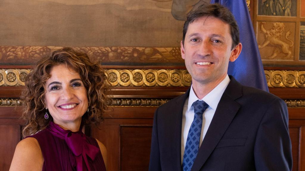 La ministra de Hacienda, María Jesús Montero, y el consejero de Hacienda y Finanazas, Noël d'Anjou / IREKIA