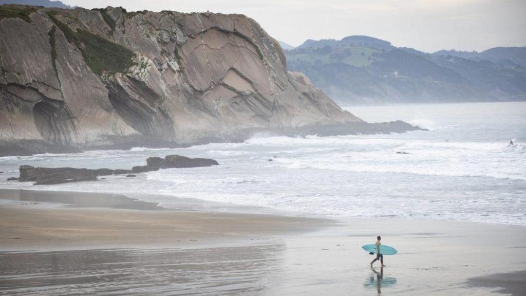 Un surfero se dispone a acceder al agua.