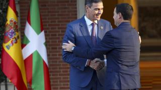 El presidente Pedro Sánchez recibe en Moncloa al lehendakari, Imanol Pradales / KIKO HUESCA - EFE