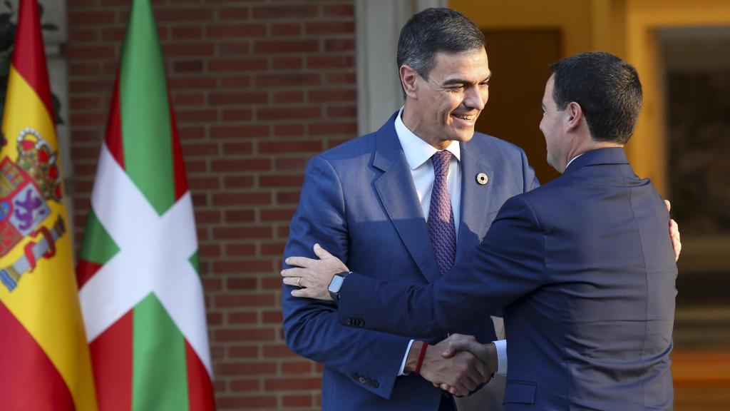 El presidente Pedro Sánchez e Imanol Pradales en su anterior reunión en Moncloa / KIKO HUESCA - EFE