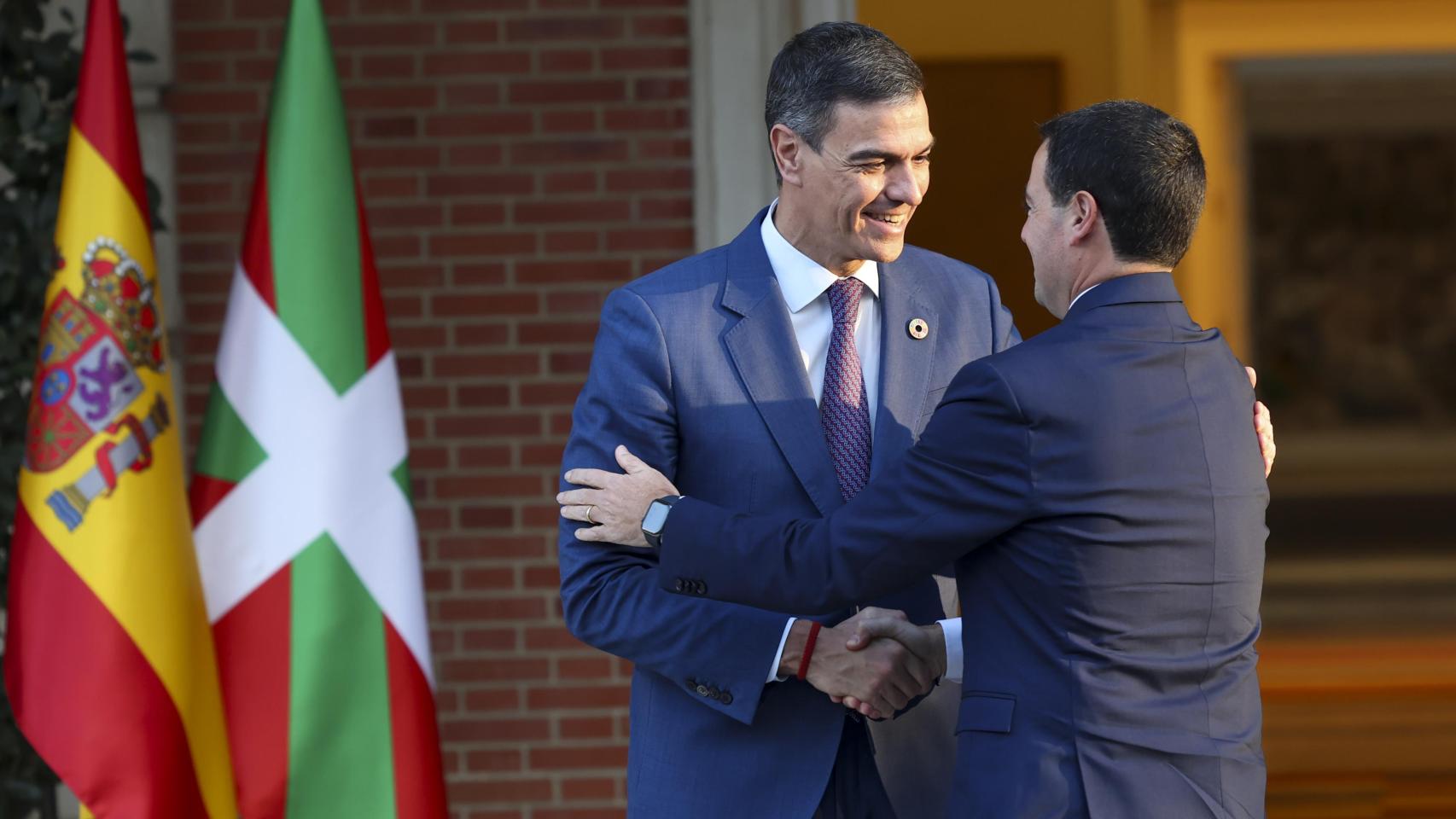 El presidente Pedro Sánchez recibe en Moncloa al lehendakari, Imanol Pradales