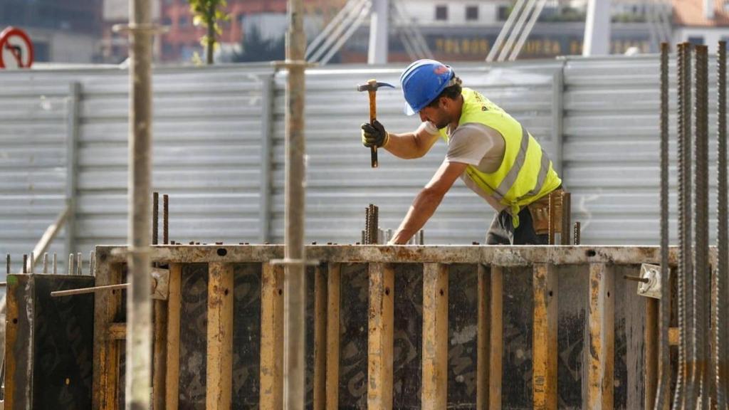 Un trabajador realiza un encofrado en una obra EFE