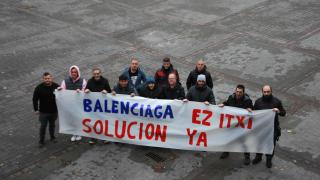 Varios trabajadores de Astilleros Balenciaga posan para Crónica Vasca.