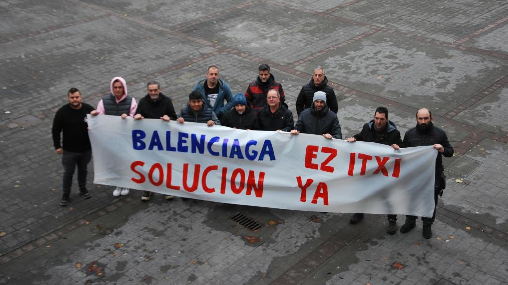 Varios trabajadores de Astilleros Balenciaga posan para Crónica Vasca.