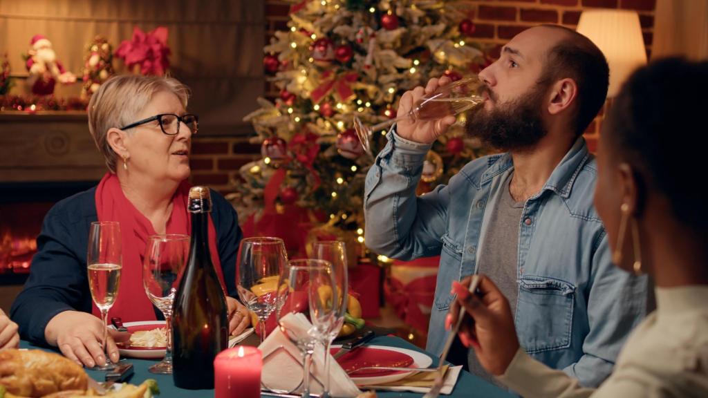 Familia celebra la Navidad.