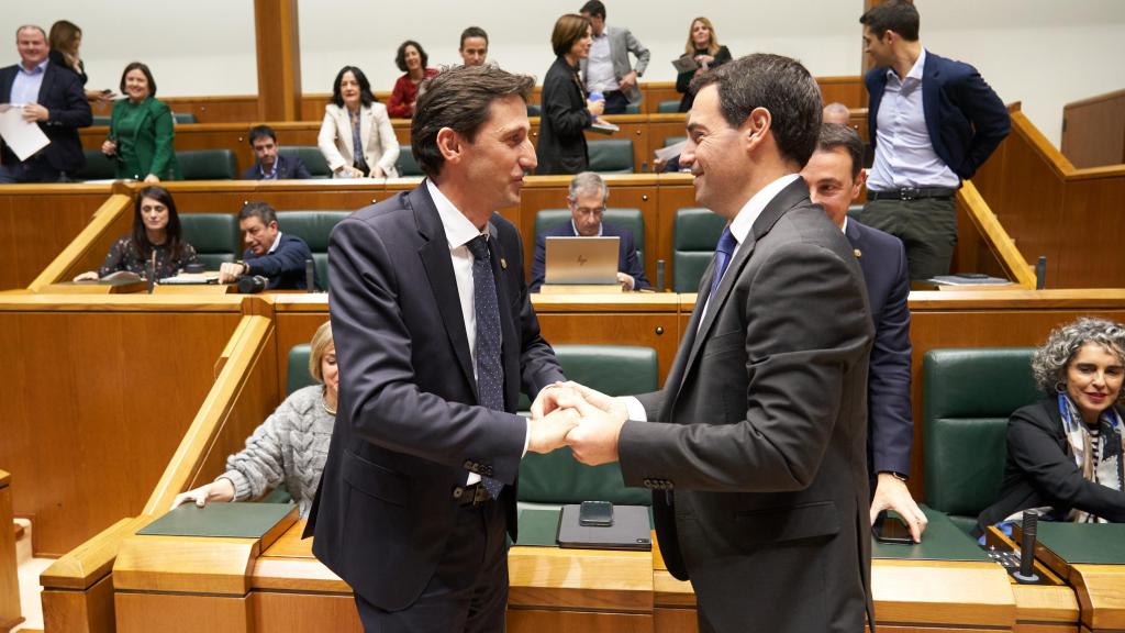 Imanol Pradales y Noël d'Anjou tras la aprobación de los Presupuestos de 2025 / L. RICO - EFE