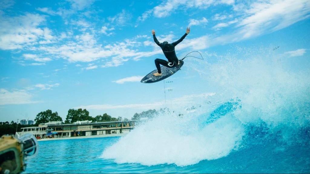 Surfista en una de las instalaciones de Wavegarden.