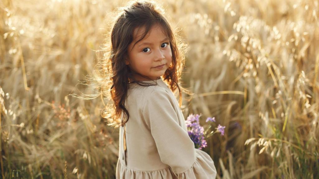 Niña mira a la cámara.