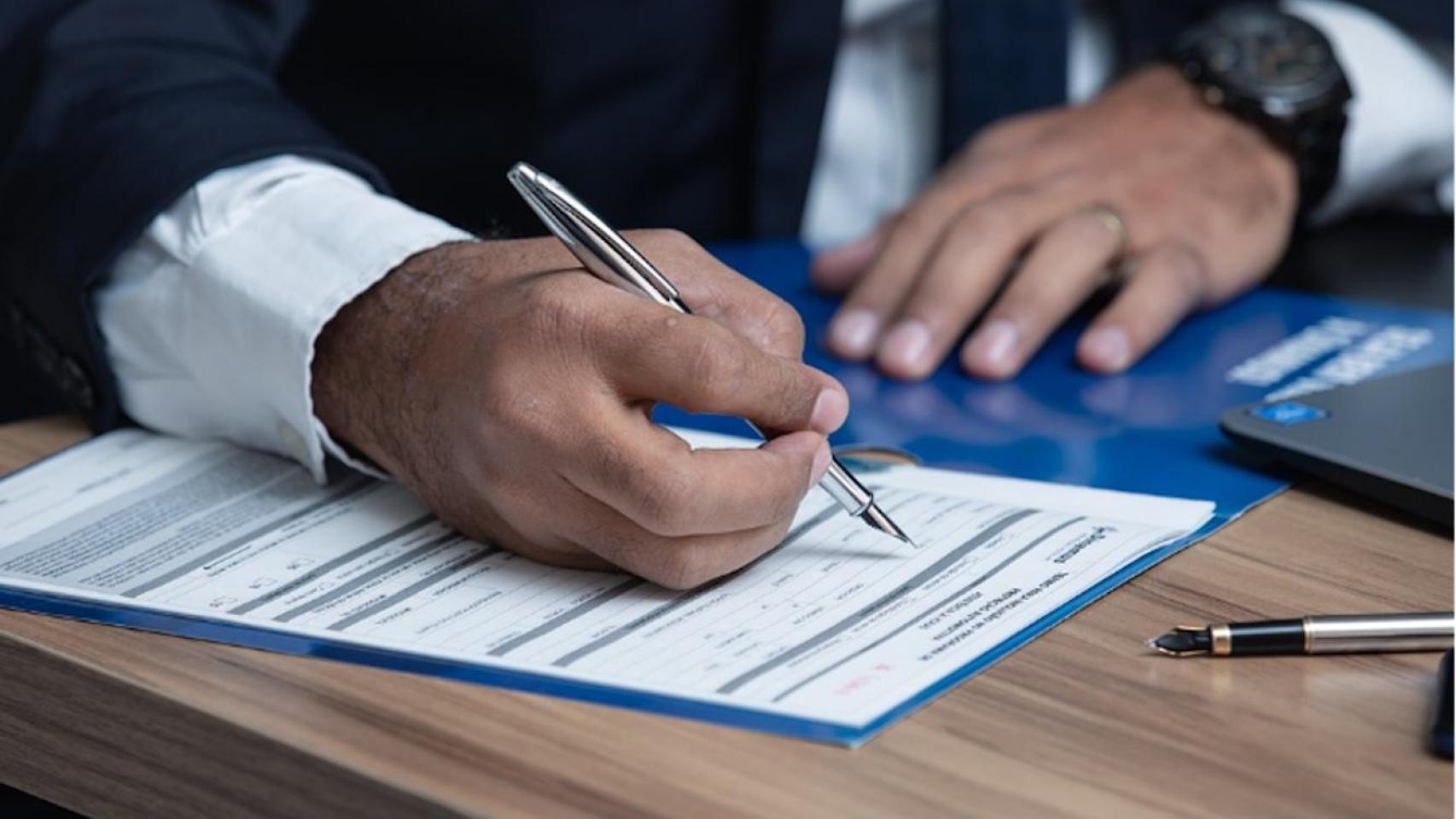 Abogado cumplimenta un documento.