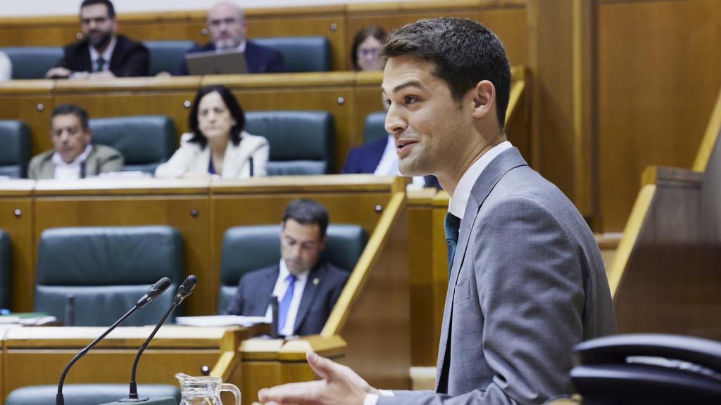 Joseba Díez Antxustegi en el Parlamento vasco.
