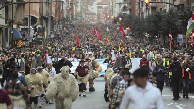 Personas participan en una manifestación convocada por la organización de apoyo a los presos de ETA Sare.