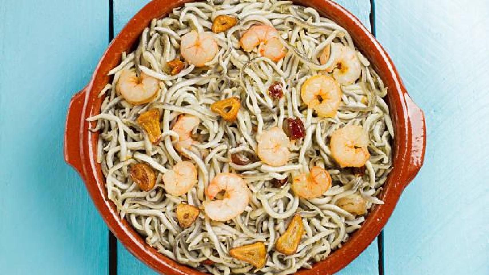 Un plato de gulas con gambas.