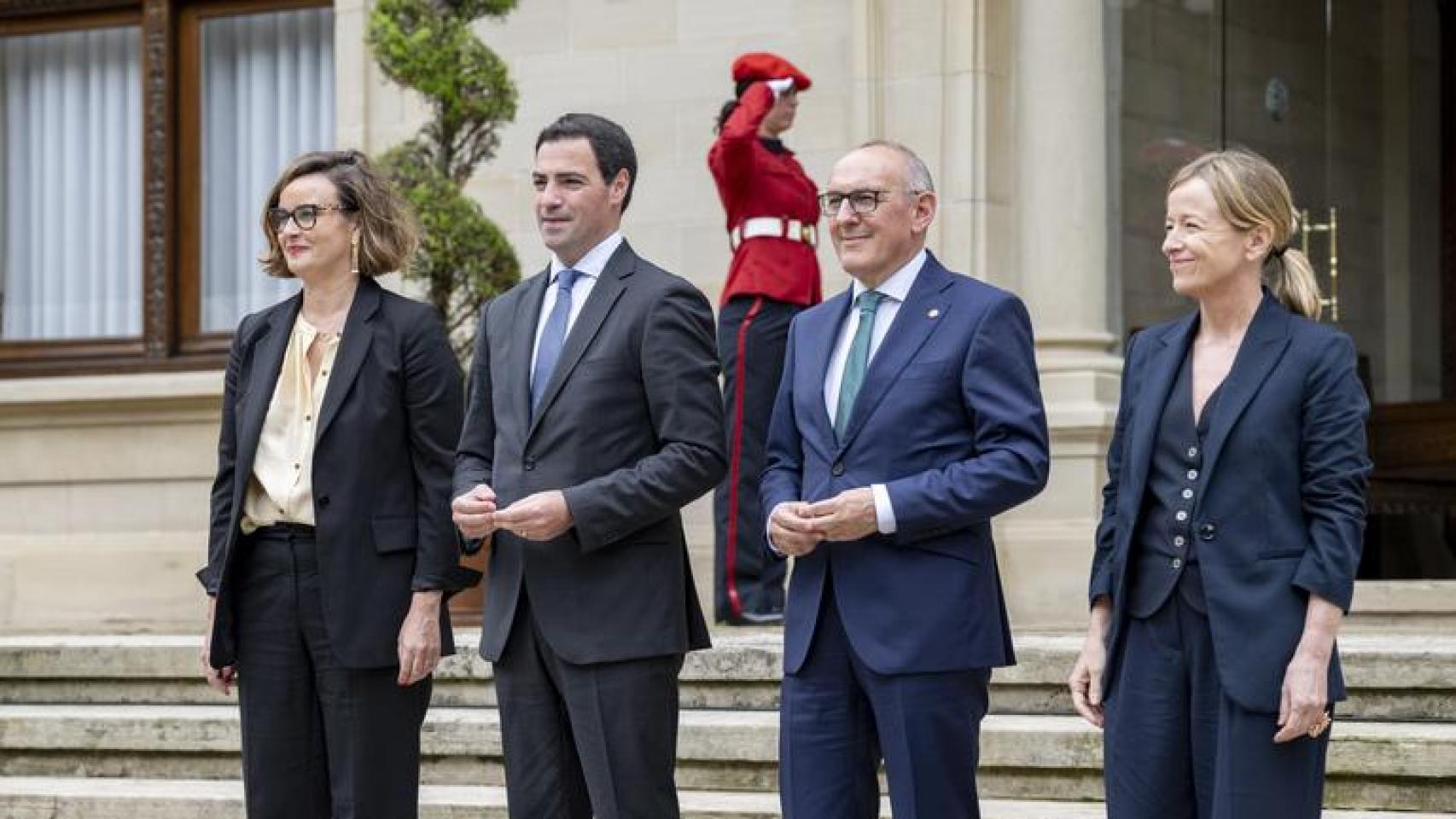 El lehendakari, Imanol Pradales, y los diputados generales de Álava, Bizkaia y Gipuzkoa, Ramiro González, Elixabete Etxanobe y Eider Mendoza
