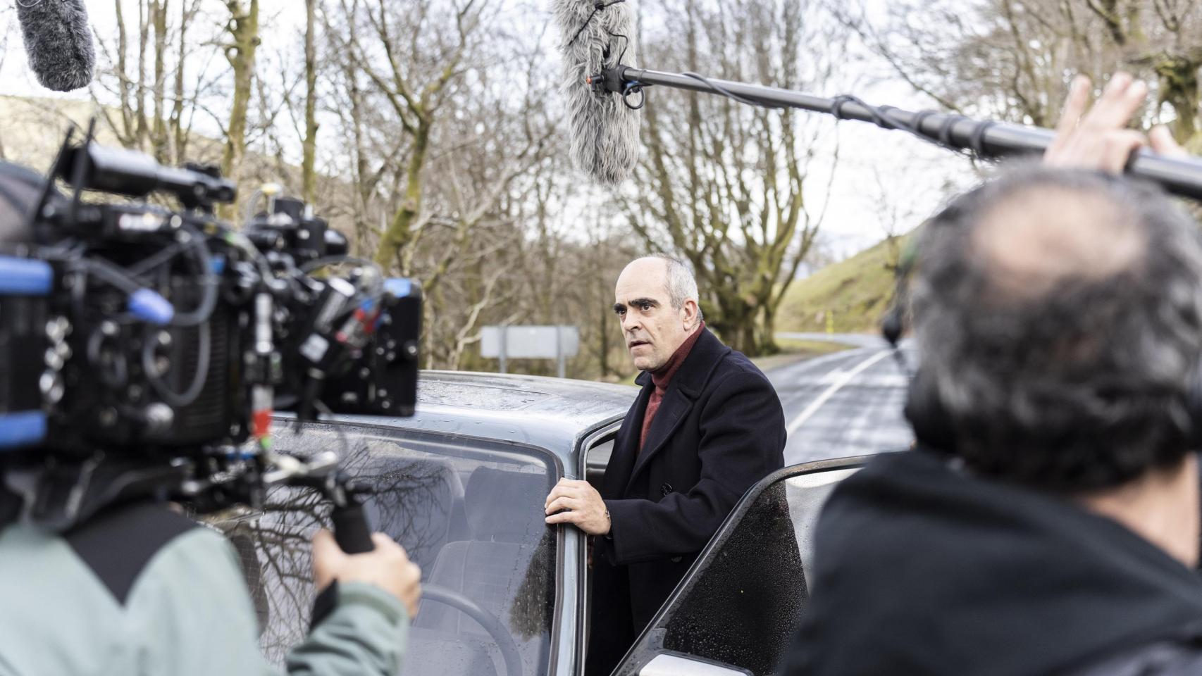 El actor Luis Tosar se sube a un coche durante el rodaje de 'La infiltrada'