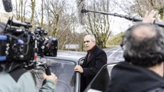 El actor Luis Tosar se sube a un coche durante el rodaje de 'La infiltrada'