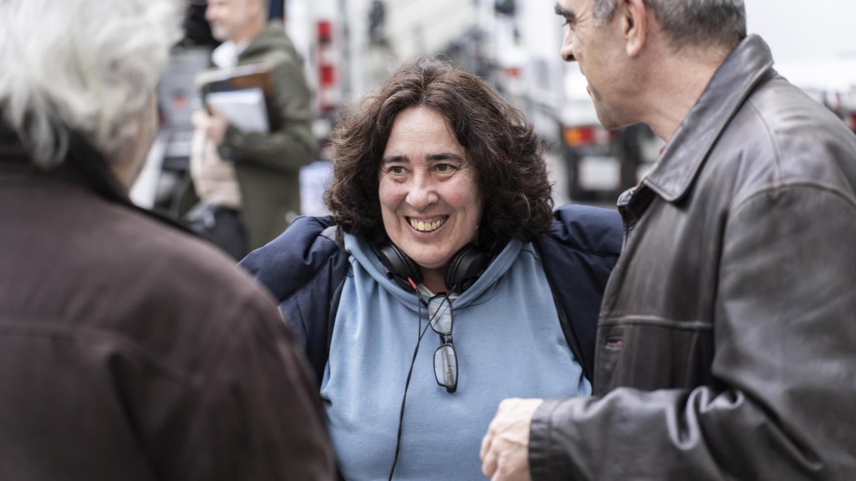 Arantxa Echevarría, directora de cine, sonríe durante el rodaje de 'La infiltrada'