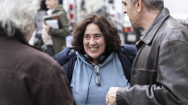 Arantxa Echevarría, directora de cine, sonríe durante el rodaje de 'La infiltrada'