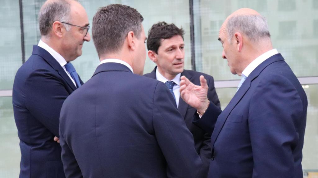 Los consejeros Noël d'Anjou y Mikel Jauregi, en la presentación de la inversión en Grupo Arania