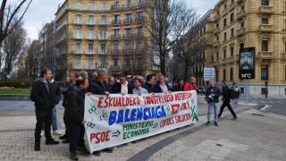 La plantilla de Balenciaga se ha concentrado este martes en Donostia frente a la sede del PSE-EE.