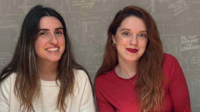 De izquierda a derecha: Sara Oregi, ilustradora, y Julene Gatzagaetxebarria, escritora