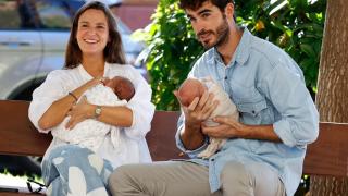 Marta Pombo y Luis Zamalloa pasean junto a sus dos hijas mellizas, María y Candela / Europa Press