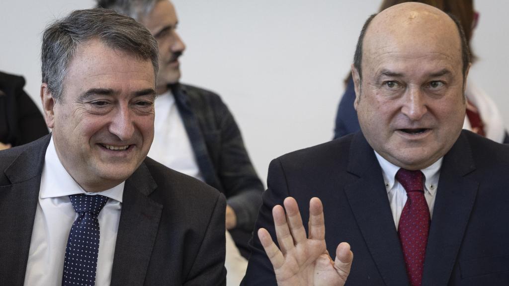 El presidente del PNV, Andoni Ortuzar (d), y su sucesor en el cargo, Aitor Esteban, durante la presentación de Euskorpus / EFE